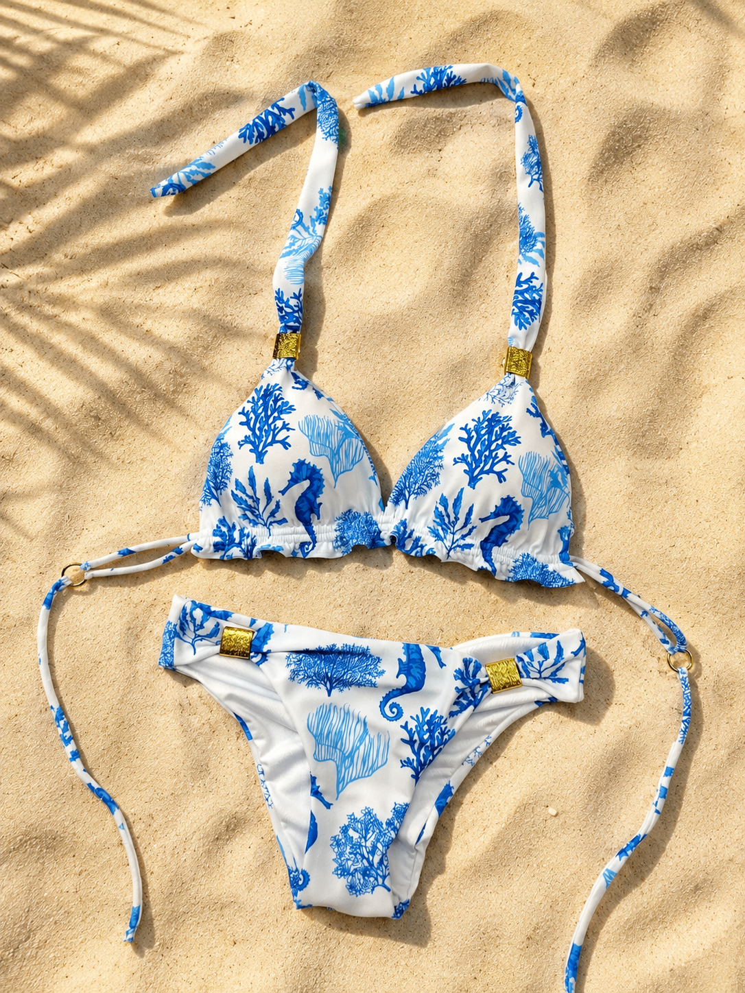 Bikini BROD'S con estampado de corales y caballitos de mar sobre arena
